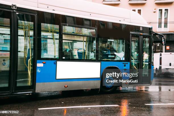 paragem de autocarro com um outdoor em branco - bus poster imagens e fotografias de stock