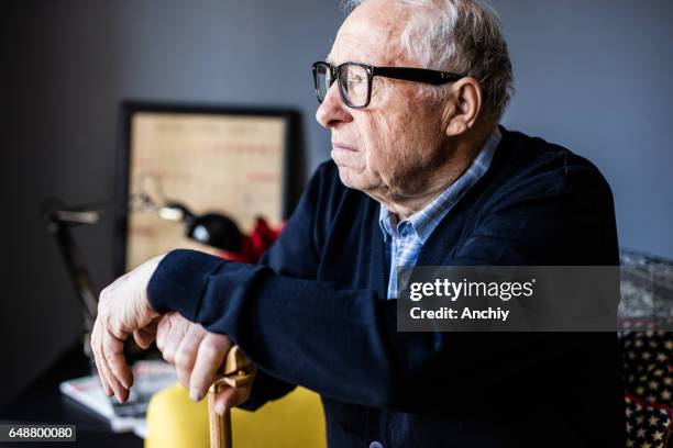 close-up portrait eines älteren mannes denken über seine vergangenheit - grandfather face stock-fotos und bilder