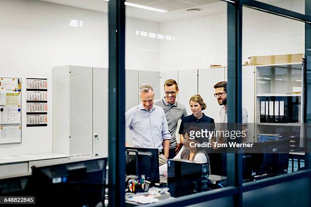 business meeting in an industrial office - cinco pessoas imagens e fotografias de stock