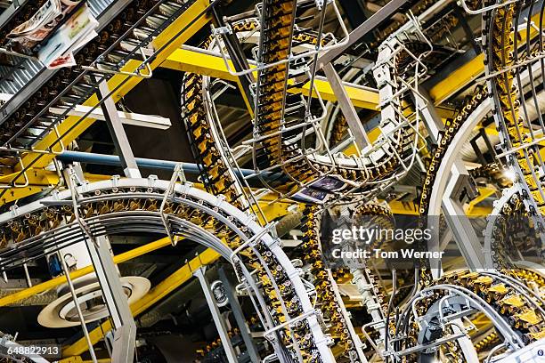 conveyor belts for newspapers in a printery - publisher 個照片及圖片檔