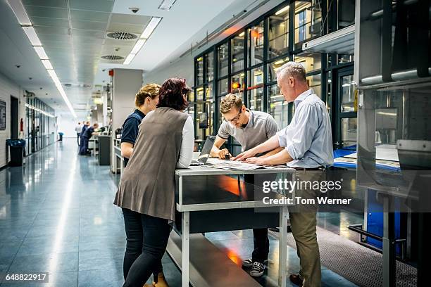 staff meeting close to a production line - manufacture photos et images de collection