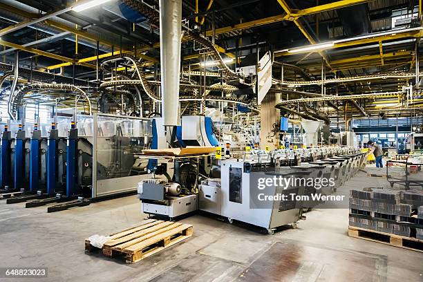 packing line in a printery - manufacturing equipment photos et images de collection