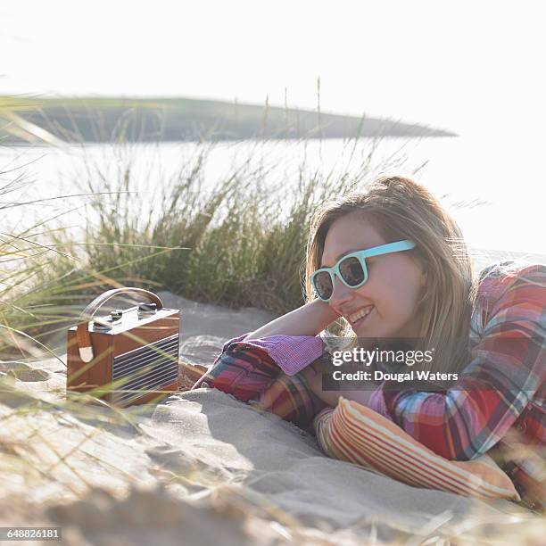 woman listening to radio at beach. - dougal waters 個照片及圖片檔