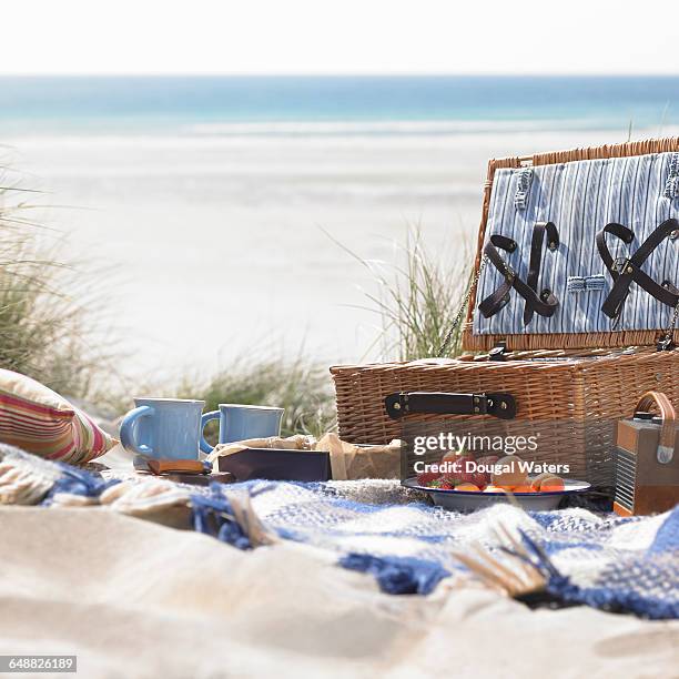 picnic on beach. - romantic picnic stockfoto's en -beelden