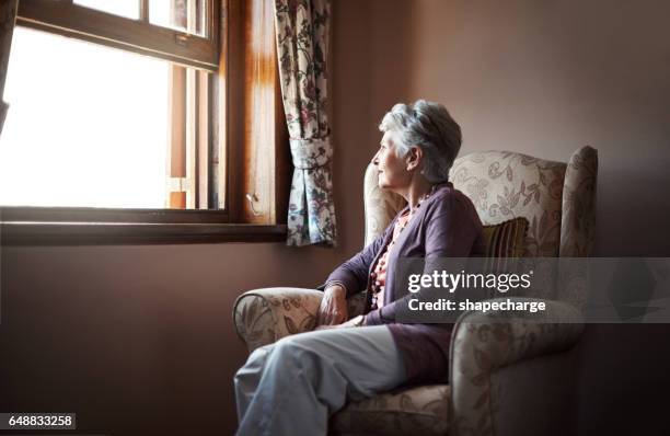 alleen is iets wat die we allemaal hebben ervaren - alleen één seniore vrouw stockfoto's en -beelden