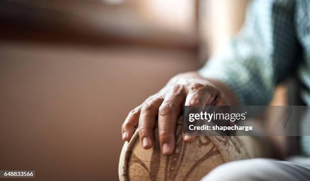 darles una mano para sostener - sad old man fotografías e imágenes de stock