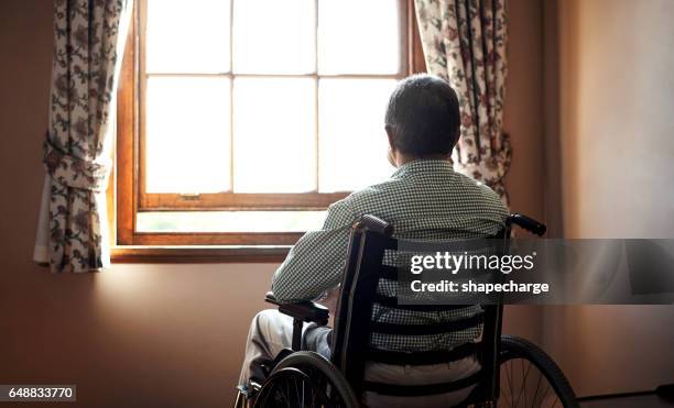 tiempo está tomando su peaje en mi cuerpo envejecimiento - sad old man fotografías e imágenes de stock