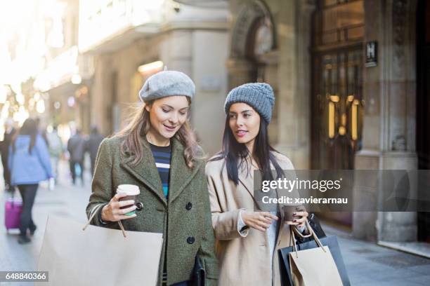 shopaholic freundinnen sprechen auf dem bürgersteig - barcelona winter stock-fotos und bilder