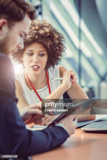 mensen uit het bedrijfsleven hebben een vergadering in de bestuurskamer - representative member of congress stockfoto's en -beelden