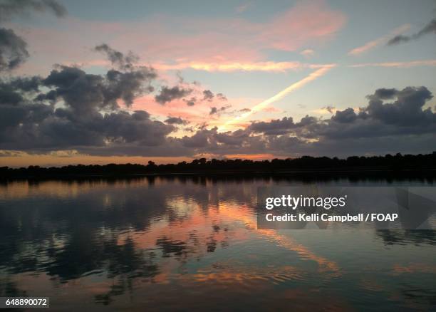 dramatic sky reflections on lake - kelli campbell 個照片及圖片檔