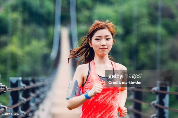 橋の上でジョギング スポーツウーマン - cardio ストックフォトと画像