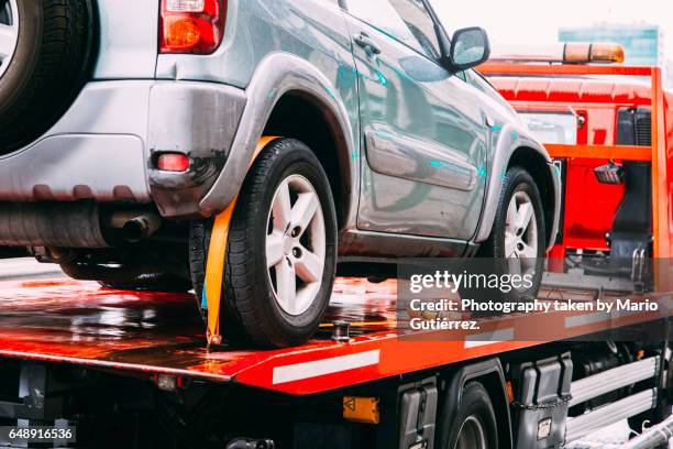 car being towed - roadside assistance stock-fotos und bilder