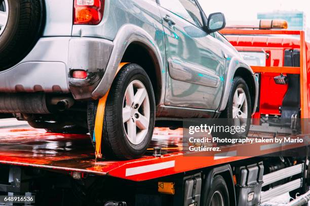 car being towed - vehicle breakdown foto e immagini stock