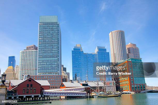 museum and skyline, boston - fort point channel foto e immagini stock