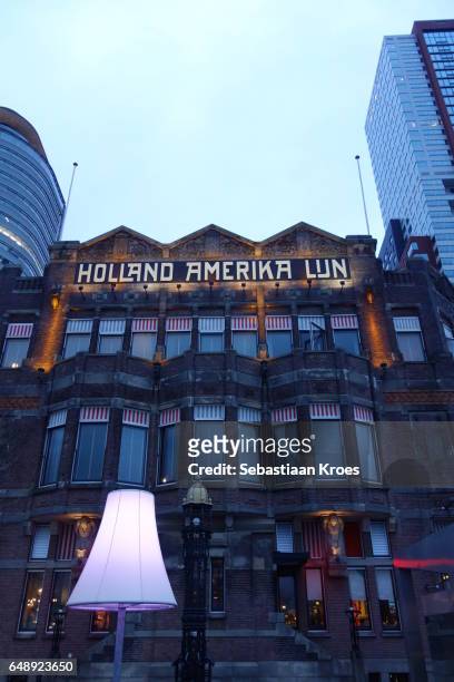 façade of the holland amerika lijn building at dusk, rotterdam, the netherlands - a lijn stock-fotos und bilder