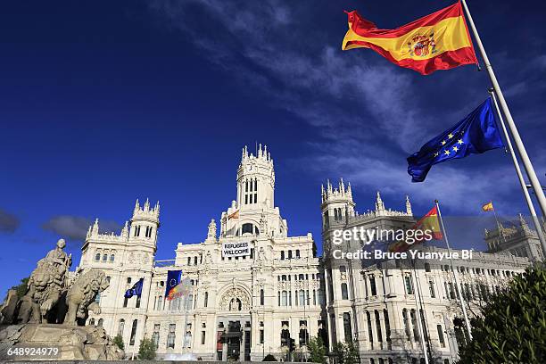 cybele palace (city hall) - spanische flagge stock-fotos und bilder