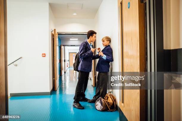 deze student is een grote bullebak - threats stockfoto's en -beelden