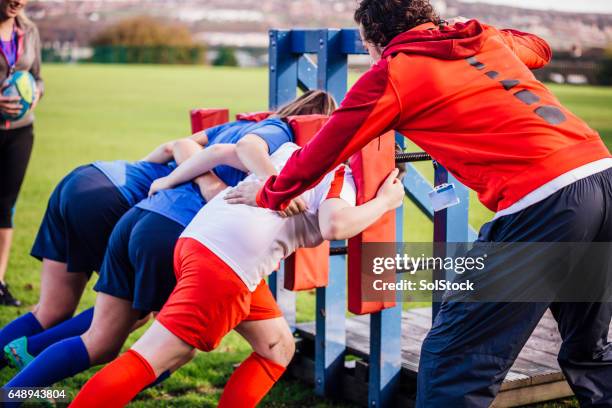 teenage girls-rugby-training mit ihrem trainer - ruck stock-fotos und bilder