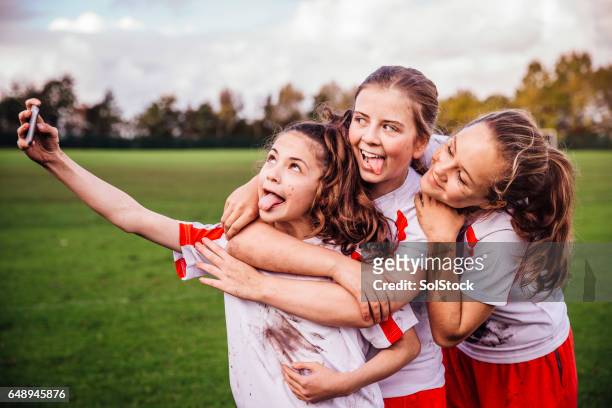 sport mädchen selfie - trikot stock-fotos und bilder
