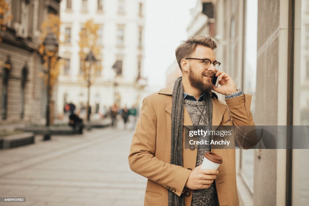 Mann spricht am Telefon im Freien