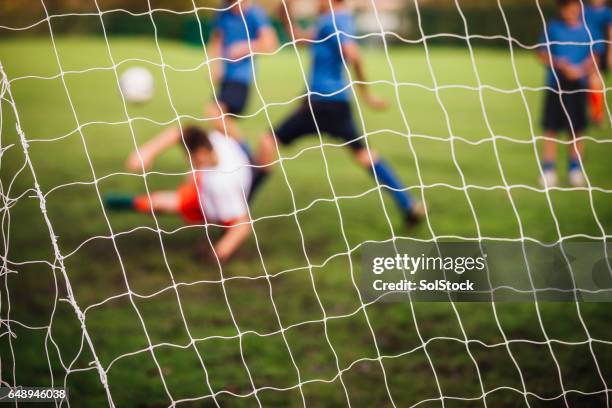 torwart verteidigt seine fußball-net - fußballmannschaft stock-fotos und bilder