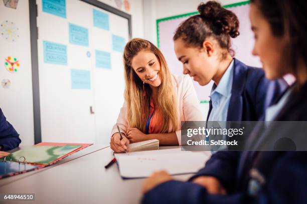 le gusta enseñar a las niñas - showing respect fotografías e imágenes de stock