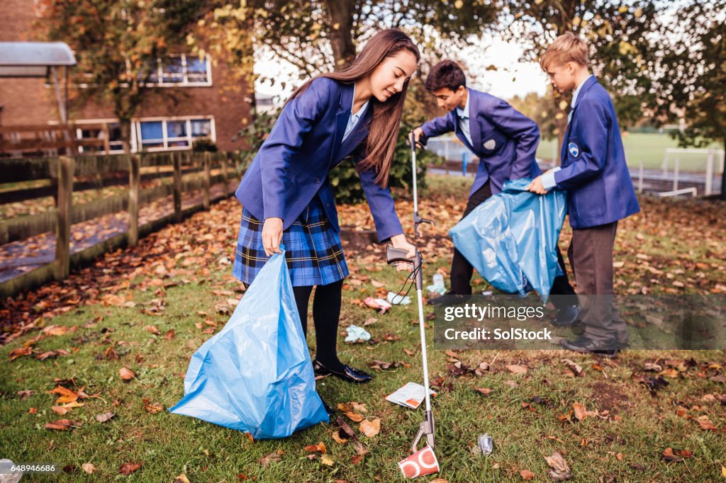 Schülerinnen und Schüler Abholung Müll rund um ihre Schule