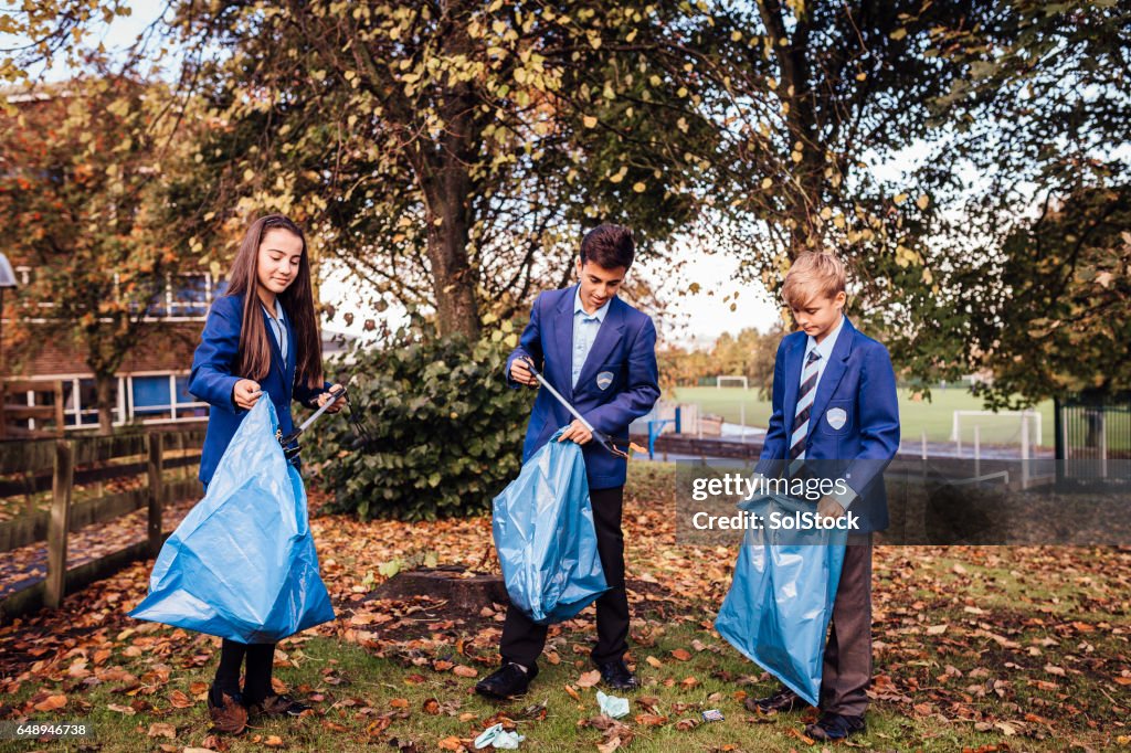 Schülerinnen und Schüler Abholung Müll rund um ihre Schule