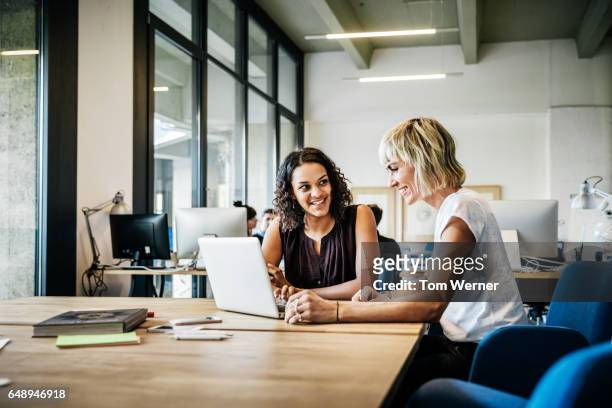 casual start up businesswomen talking - mid length hair 個照片及圖片檔
