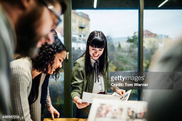 young casual businesswomen in a team meeting - business group portrait stock-fotos und bilder