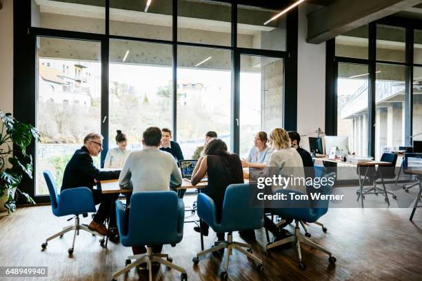 new business meeting on a conference table - manager team photos et images de collection