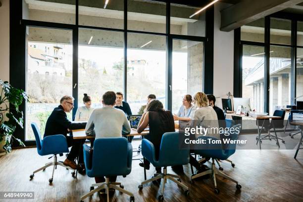 new business meeting on a conference table - group of people table stockfoto's en -beelden