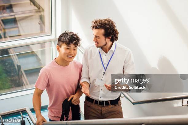 subiendo escalera de la escuela juntos - two boys talking fotografías e imágenes de stock