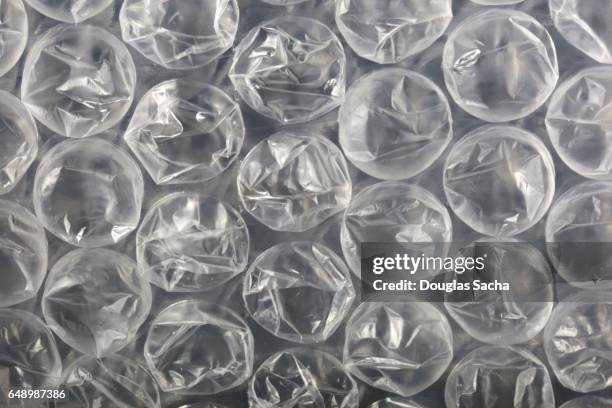 full frame shot of plastic bubble wrap - bulle protection photos et images de collection