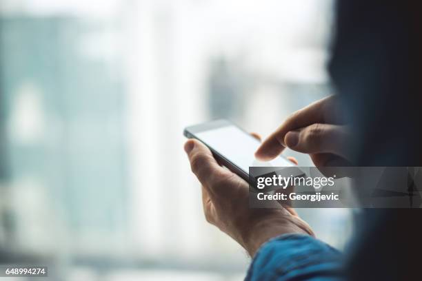 surfen op het net - man holding his hand out stockfoto's en -beelden