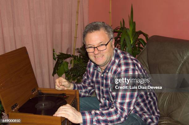 man playing record album - hombres mayores stock-fotos und bilder