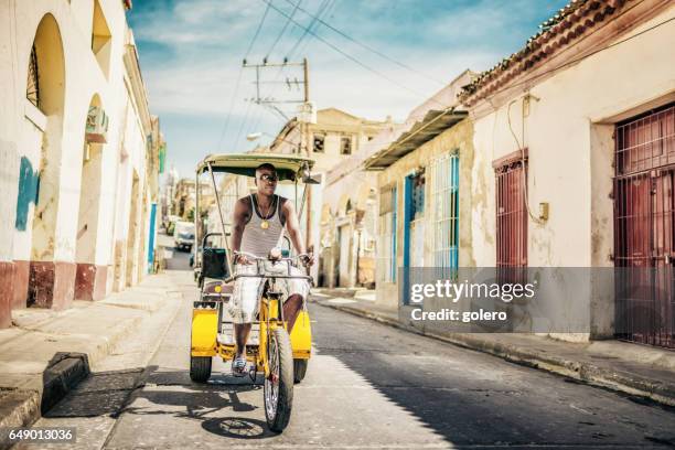 pilote de vélo-taxi cubain en vieux santiago de cuba - santiago de cuba photos et images de collection