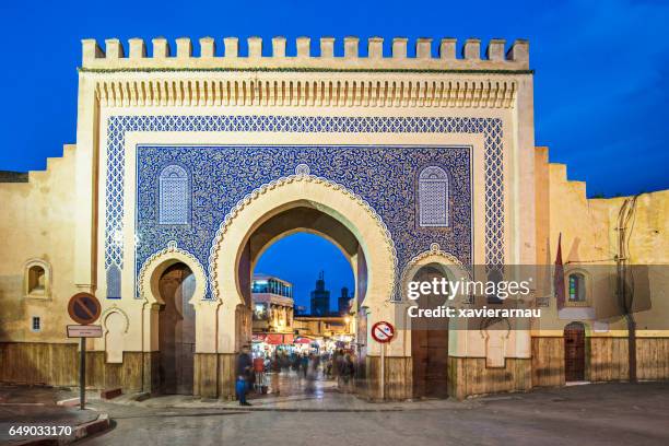 the bab bou jeloud gate - fez imagens e fotografias de stock