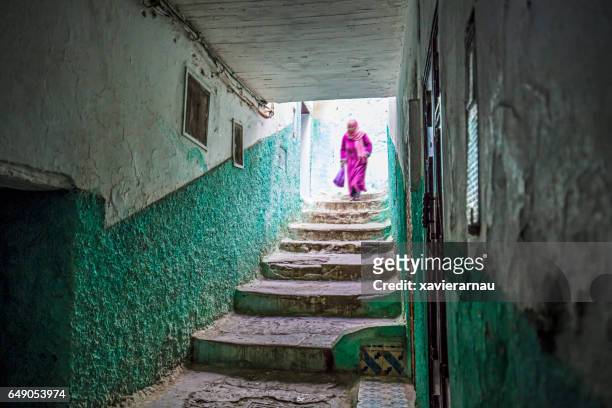 femme marchant dans moulay idriss, maroc - moulay idriss morocco photos et images de collection