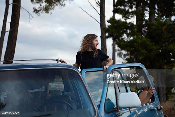 man stepping out of big truck on road trip - open roads world premiere of mothers day arrivals stockfoto's en -beelden
