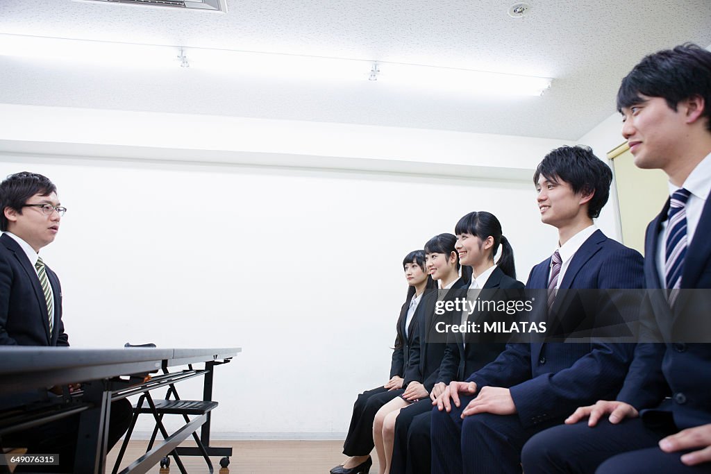 Japanese college students to receive the interview