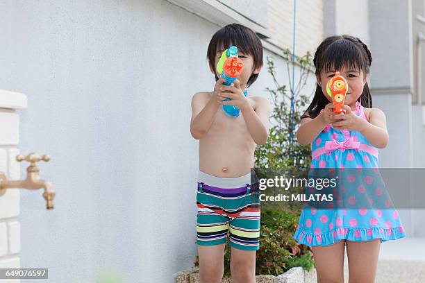 japanese boys and girls to play with water - waterpistool stockfoto's en -beelden