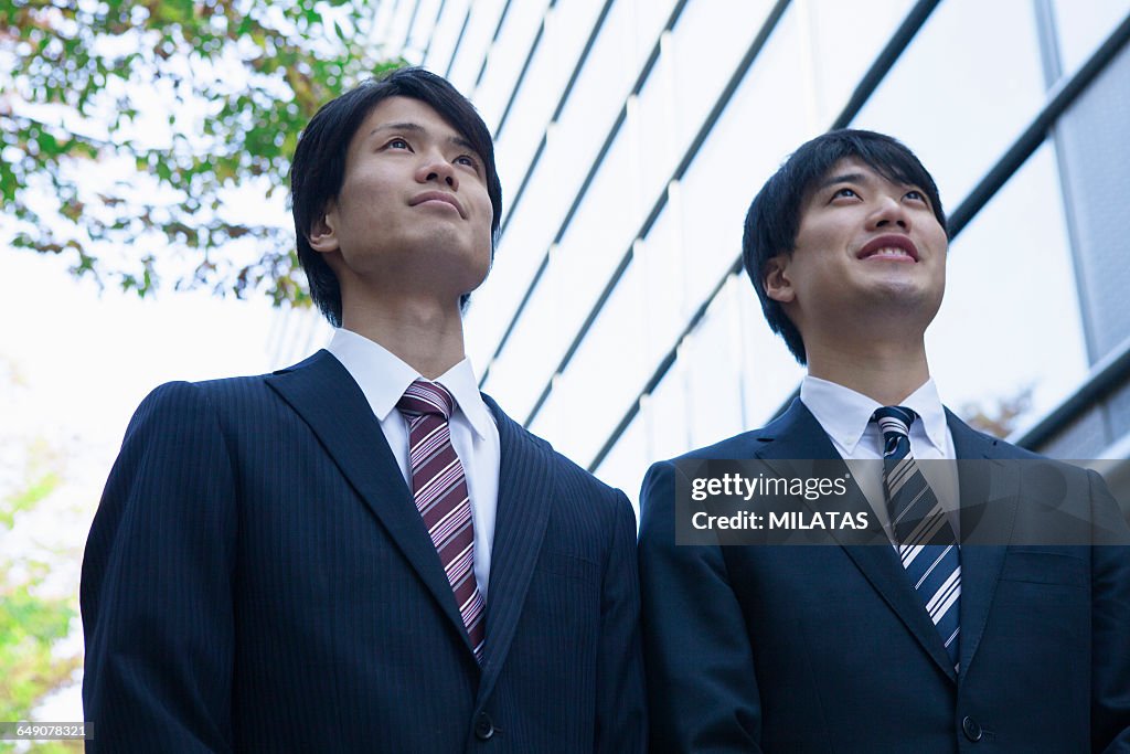 Japanese businessman who look up to the sky