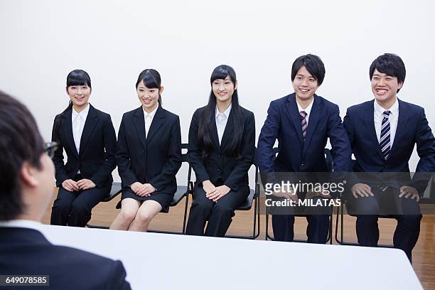 japanese college students to receive the interview - 面談　日本 ストックフォトと画像