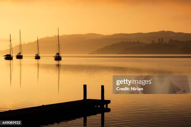 fría mañana en el lago windermere - lago windermere fotografías e imágenes de stock