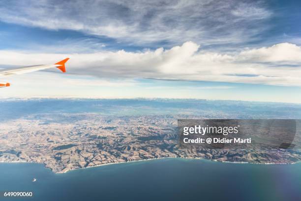 flying above the coast of new zealand south island - window seat stockfoto's en -beelden