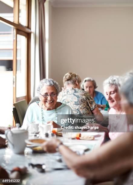 zullen ze vrienden tot het einde - seniorenhuis stockfoto's en -beelden