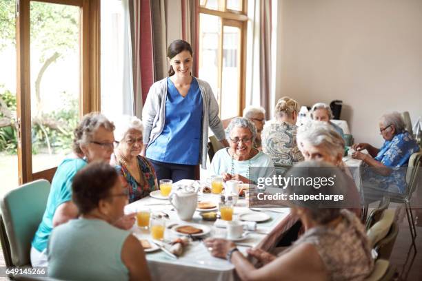 ze zijn een vrolijke bos van senioren - seniorenhuis stockfoto's en -beelden