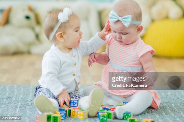 deux bambins jouer ensemble - fat twins photos et images de collection