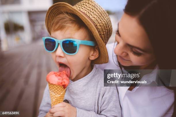 schattige jonge jongen eten van ijs in zijn moeders armen - ice cream cone stockfoto's en -beelden